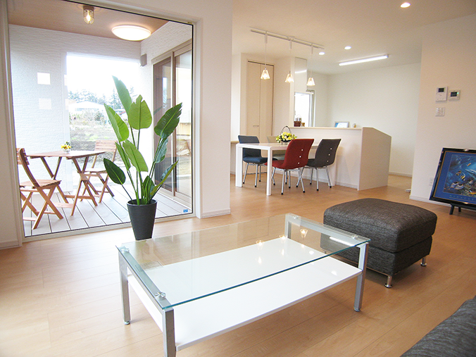 ビルトインウッドデッキで、カフェ気分の朝食を。